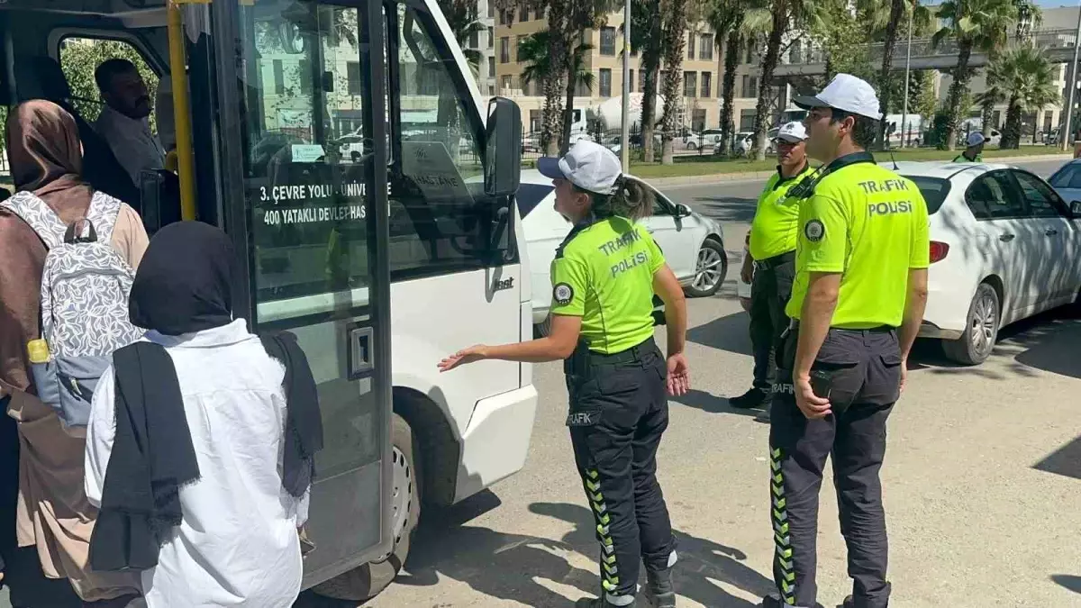 adiyamanda minibus surucusu ve trafik polisi tartisti zDyB93x2
