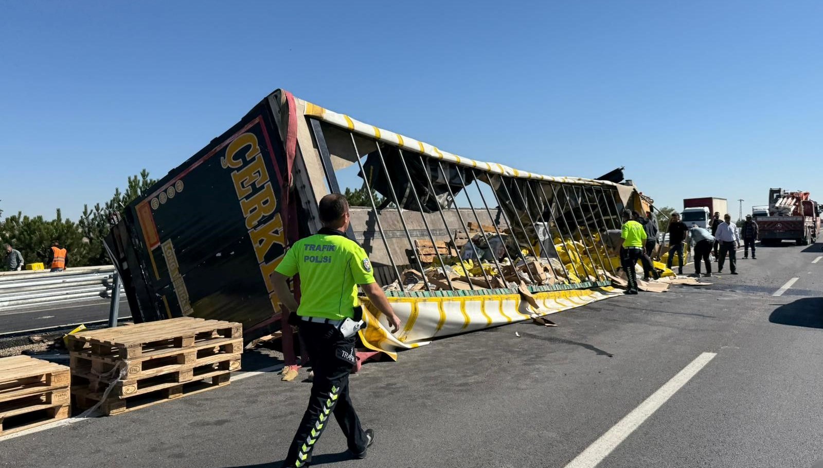kontrolden cikan sivi yag yuklutir devrildi h7uOQmSh