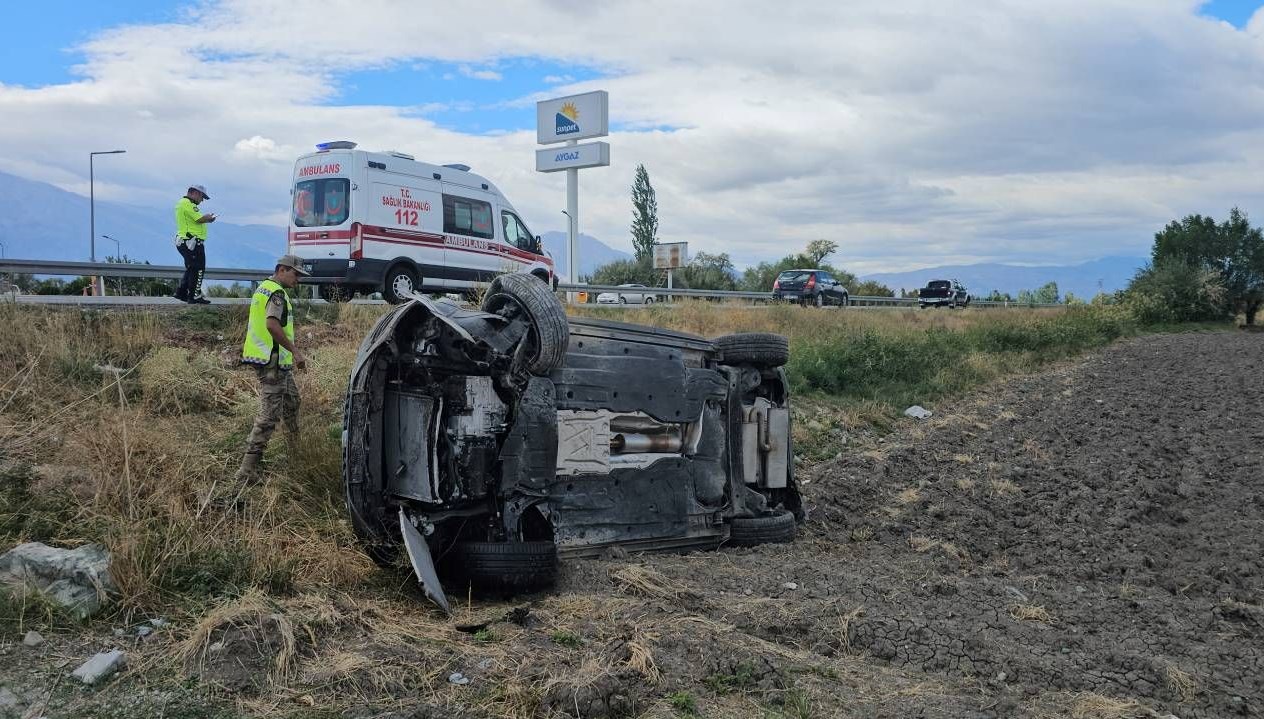 otomobil takla atti sikisanlari saglik ve polis ekipleri kurtardi 6SlFrFYv