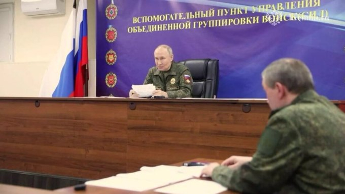 putin askeri kamuflajla komutanlarla toplanti yapti eM3wNOKG.jpg