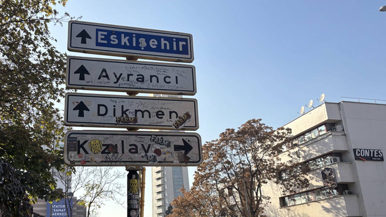 cankayada genclerin asilarak fotograf cektirdigi tabelaya koruma LeEMaOsV.jpg