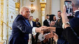 Trump, 16 Ocak 2026 Cuma günü Palm Beach'te Güney Bulvarı'nın bir kısmının adının 'Başkan Donald J. Trump Bulvarı' olarak değiştirildiği törenin ardından destekçileriyle el sıkışıyor.