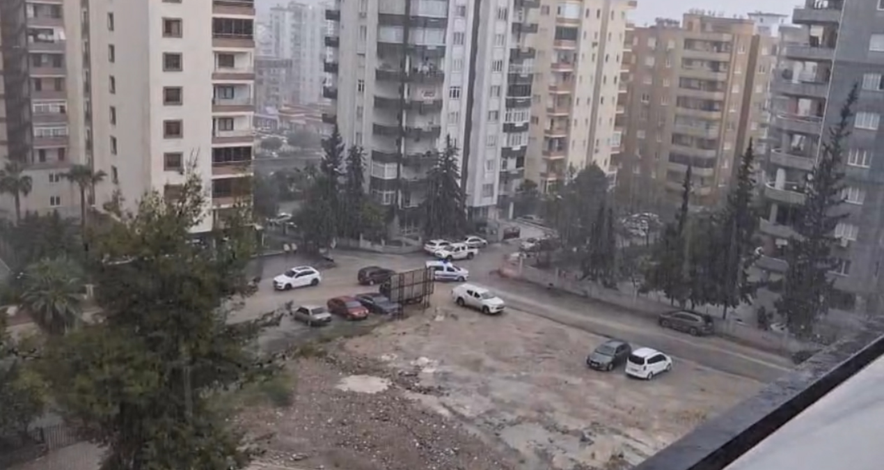 adanada-saganak-ve-dolu-hayati-felc-etti-F9Q21nru