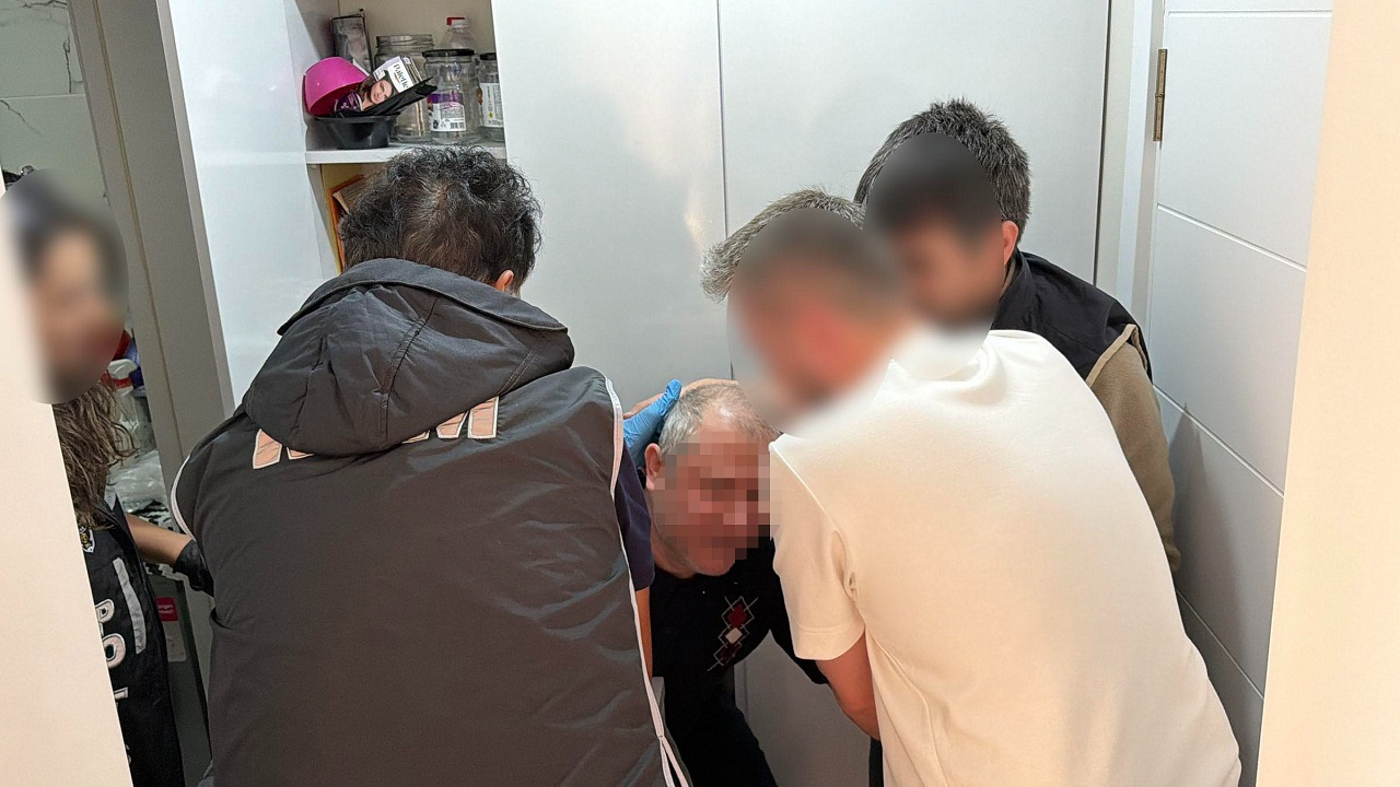 Fetonun koyler abisi iki metrekarelik delikte saklanirken yakalandi 62SWiyUC
